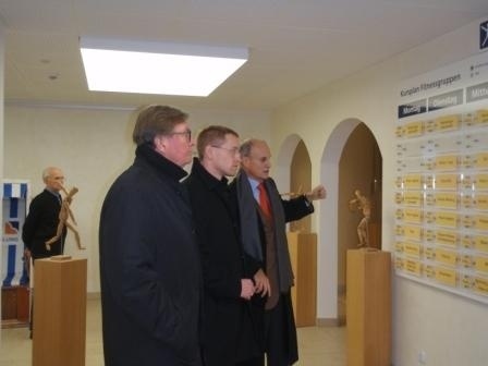 v.l.: Dr. Carl Hermann Schleifer, Daniel Günther, Dr. Peter Dürolf im Fitnessbereich der Damp Holding AG