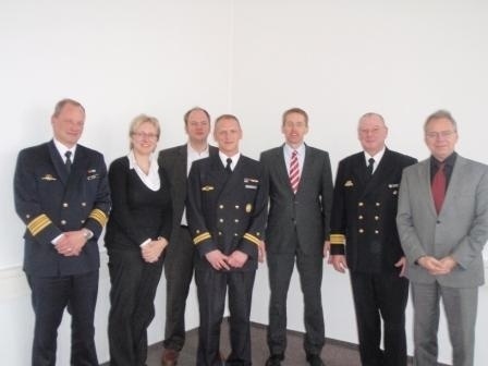 v.l.: Fregattenkapitän Michael Blunk, Ratsfraktionsvorsitzende Katharina Heldt, Niclas Herbst, MdL, Oberleutnant zur See Christian Appel, Daniel Günther, MdL, Kapitän zur See Heino Lingner, Bürgermeister Jörg Sibbel