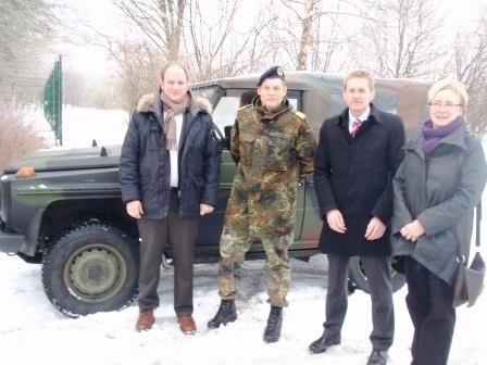 v.l.: Niklas Herbst, MdL, Fregattenkapitän Stefan Plath, Daniel Günther, MdL, Katharina Heldt