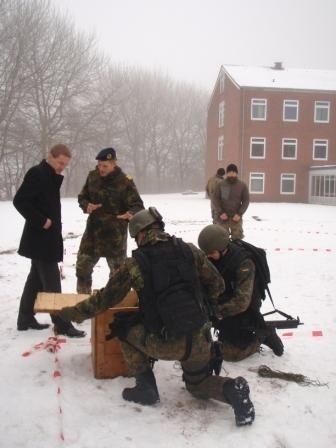 Fregattenkapitän Stephan Plath, Kommandeut des SEK M erläutert Daniel Günther eine simulierte Schiffsdurchsuchung