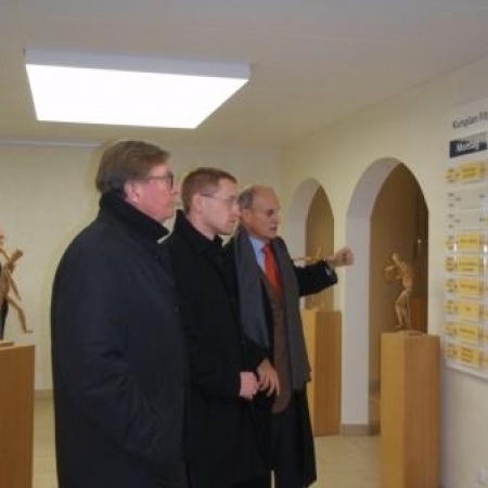 v.l.: Dr. Carl Hermann Schleifer, Daniel Günther, Dr. Peter Dürolf im Fitnessbereich der Damp Holding AG